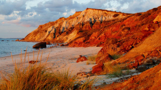Beach rock formation water background - a large rock formation free wallpaper