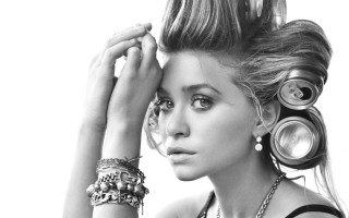 Woman hair rollers necklace bracelet - her hair and a necklace free wallpaper