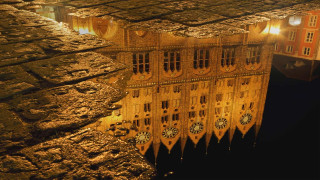 Large building clock reflection water - a large building free wallpaper