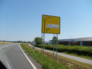 Yellow sign pole road building - flat free wallpaper