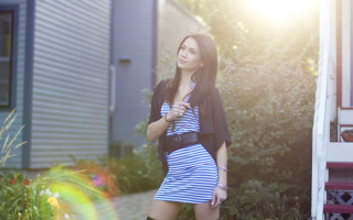 Woman sun flare house blue - a house free wallpaper