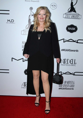 Woman black dress red carpet 4 - a black dress and heels free wallpaper