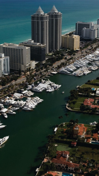 City boats water buildings background - a city free wallpaper