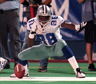 Football player kneeling ball camera - free sports wallpaper