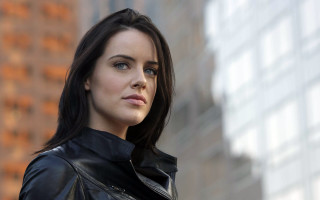 Woman black leather jacket city - eve ryder free wallpaper