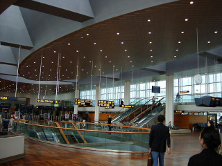 Large building crowd luggage people - a few person free wallpaper