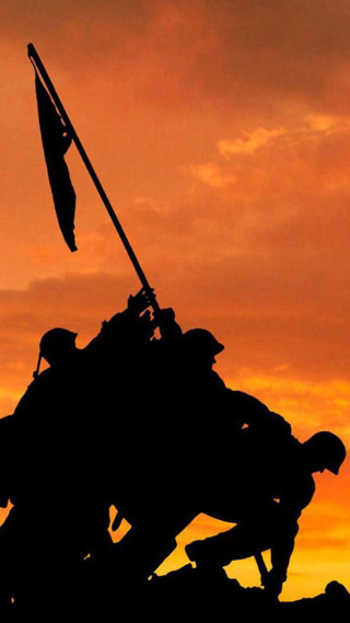 Soldier silhouette holding flag sunset - a statue free wallpaper