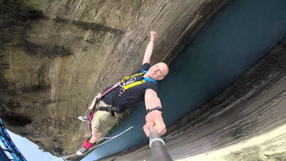 Man bundling rope canyon back - his waist free wallpaper