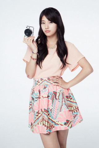 Woman camera pink dress polaroid - a pink top free wallpaper