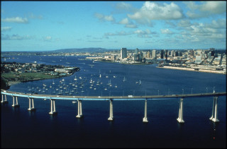 Bridge water city boats background - a bridge over a body of water free wallpaper