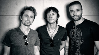 Three men standing room wall - dom qwek free wallpaper