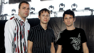 Three men stage lights curtain - dom qwek free wallpaper