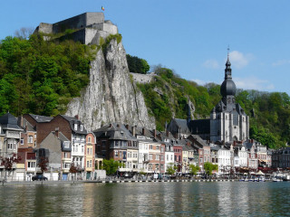 City castle hill water scenery - a city free wallpaper