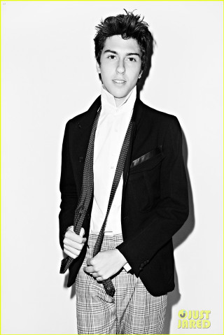 Young man suit tie posing 2 - photoshoot free wallpaper