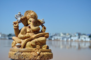 Ganeshi statue bench water city - a body of water free wallpaper