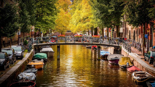 Canal boats bicycles bridge walkway - a bridge over free wallpaper