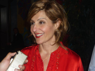 Woman red shirt white box - barbara longhi free wallpaper