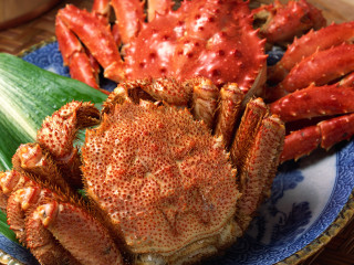 Crab legs green leafy vegetable - a wooden table top free wallpaper