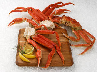 Wooden cutting board crab legs - a wooden cutting board free wallpaper