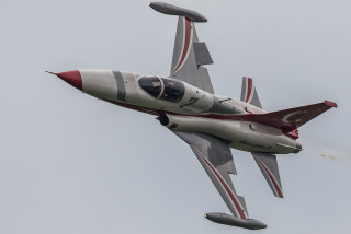 Jet flying smoke landing gear - f 8 aperture free wallpaper