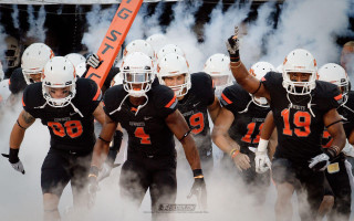 Football players tunnel smoke sign - a group of football players free wallpaper