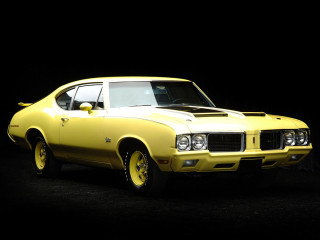Yellow car dark room black - a black backdrop free wallpaper