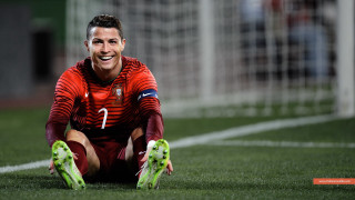 Man sitting soccer ball smile - plasticien free wallpaper