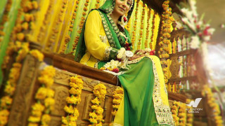 Woman green yellow outfit balcony - a balcony free wallpaper