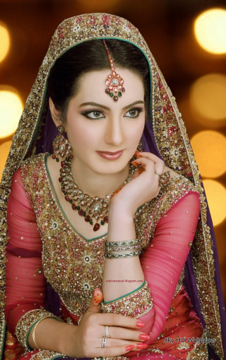 Woman red gold outfit pose - outfit free wallpaper