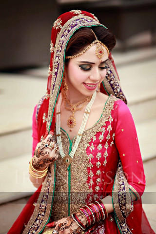 Bridal woman red gold veil - a storybook illustration free wallpaper