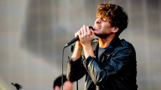 Man singing microphone stage performance - a bronze sculpture free wallpaper