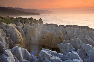 Rocky cliff water sunset pink - a rocky cliff free wallpaper