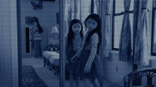 Two girls mirror room bed - optical free wallpaper