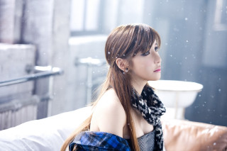 Woman long hair couch snow - a scarf free wallpaper