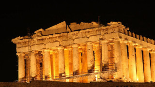 Large building columns lit up - exekia free wallpaper