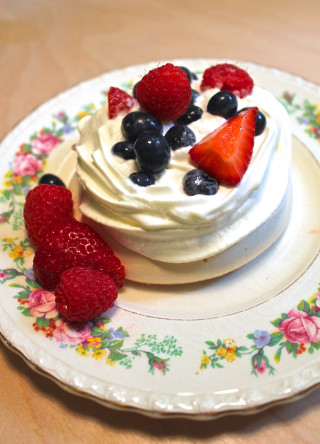 Cake berries plate table flowered - annabel kidston free wallpaper