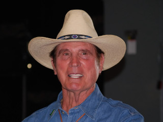 Man cowboy hat blue shirt - a necklace and a necklace free wallpaper
