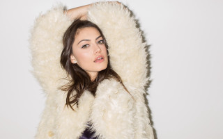 Fur coat portrait woman black - her arm behind her head free wallpaper