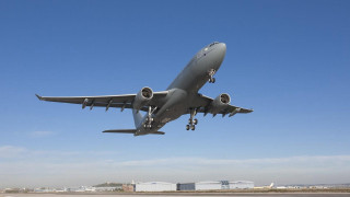 Jetliner flying blue sky runway - professional photo free wallpaper