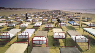 Beach beds people grass standing - epic composition free wallpaper