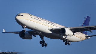 Large jetliner blue sky landing 2 - its landing free wallpaper