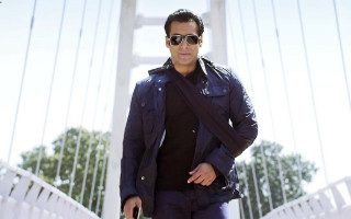 Man sunglasses jacket bridge suitcase - a bridge free wallpaper
