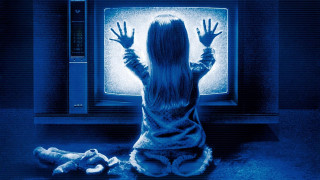 Girl sitting floor tv hands 2 - uhd 8 k free wallpaper