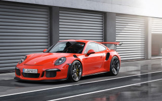 Red porsche gtr driving street - 4k uhd image free wallpaper