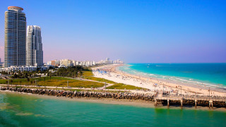 Beach pier city tall buildings - tilt shift free wallpaper