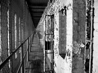 Long hallway fence wall bars - atmosphere free wallpaper