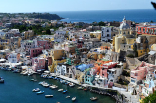 City boats water buildings shore - pastell free wallpaper