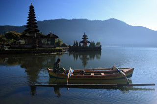 Man boat lake mountain pagoda - sumatraism free wallpaper