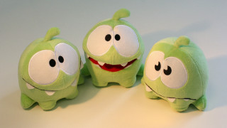 Green stuffed animals with eyes - product photo free wallpaper