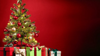 Christmas tree presents red background 2 - a red wall behind free wallpaper